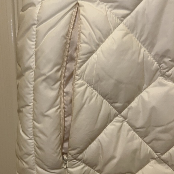 Loft L white puffer vest with pockets. - Picture 3 of 4